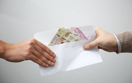 Свежие новости: В Херсонской области чиновникам прислали взятку по почте