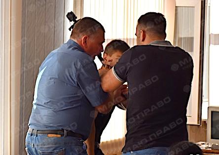 Свежие новости: ВИДЕО: Депутату сломали руку на сессии Николаевского райсовета