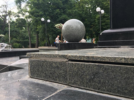 Свежие новости: В Каштановом сквере памятник Святому Николаю может в любой момент рухнуть