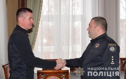 Свежие новости: ВИДЕО: Начальник Николаевского главка полиции Александр Анохин наградил гражданина за задержание грабителя