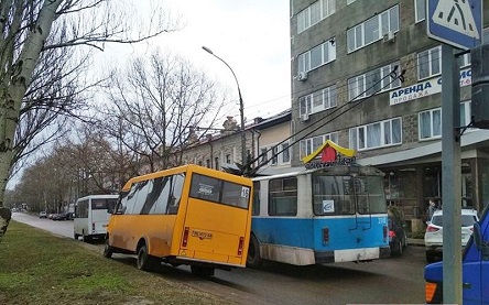 Свежие новости: В центре Николаева столкнулись маршрутка и троллейбус