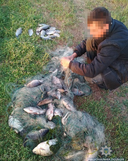 Свежие новости: На Миколаївщині поліцейський водний патруль викрив браконьєрів, які у нерест сітками виловили близько 400 риб