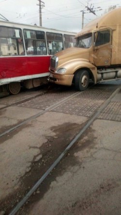 Свежие новости: В Николаеве фура врезалась в трамвай (ФОТО)