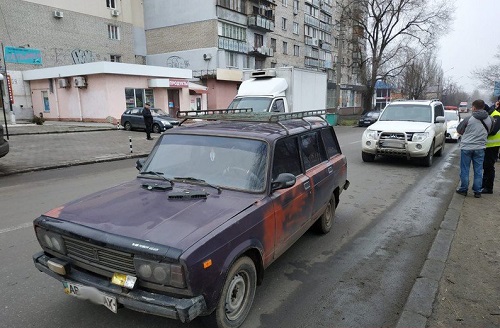 Свежие новости: В Николаеве бабушка с бутылкой водки попала под колеса «Жигулей»
