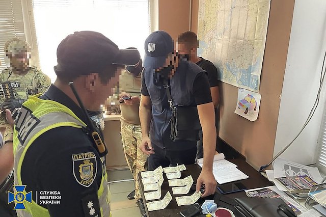 Свежие новости: На Херсонщине СБУ разоблачила патрульных, которые зарабатывали по ₴25 тысяч в день на фурах с «перегрузом»