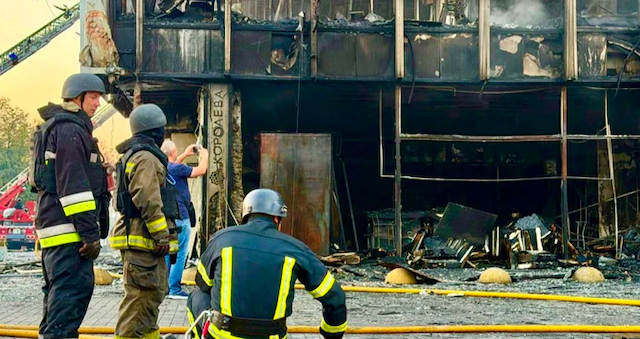 Фото новини: Росіяни вдарили по Запоріжжю: пошкоджені ТЦ, університет і багатоповерхівки, 6 постраждалих Свіжі новини: Росіяни вдарили по Запоріжжю: пошкоджені ТЦ, університет і багатоповерхівки, 6 постраждалих