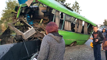 Свежие новости: Жуткое ДТП под Харьковом: полная маршрутка врезалась в столб, есть пострадавшие