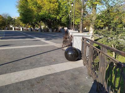 Свежие новости: В Николаеве повредили второй большой гранитный шар