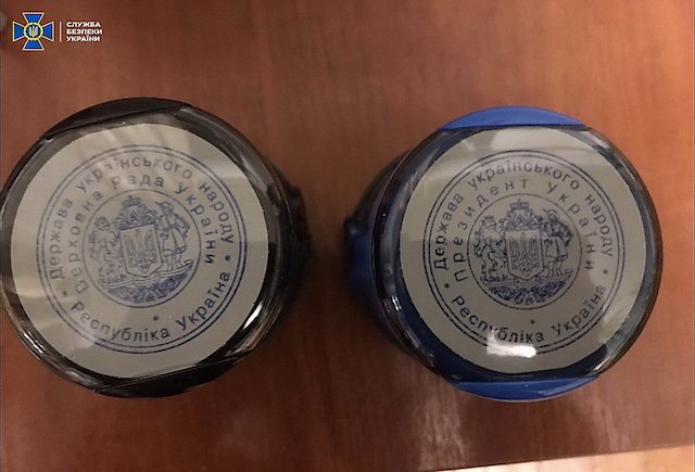 Свежие новости: СБУ нашла группировку, которая при помощи зарубежных кураторов хотела подменить власть – у них нашли печати «президента» и «парламента»