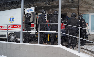 Свежие новости: В Николаеве «скорая» со спецназом и полицией возила «положенца» Науменко из больницы в суд и обратно