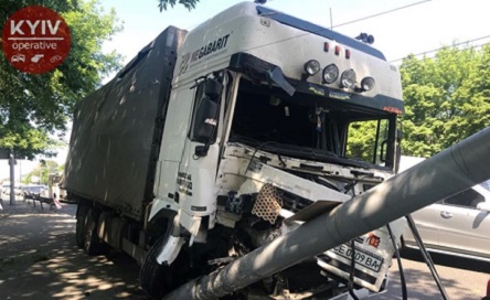 Фото новости: Некерована вантажівка влаштувала жахливу ДТП в Києві Свежие новости: Некерована вантажівка влаштувала жахливу ДТП в Києві
