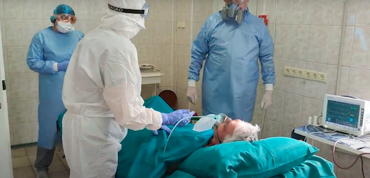 Свежие новости: Главврач николаевской инфекционки показала, как работают в реанимации с больным коронавирусом