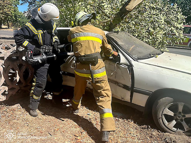 Свежие новости: ДТП у Вознесенську: водій врізався в дерево та застряг у понівеченому авто