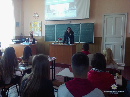 Свежие новости: У Первомайську поліцейські спілкувались зі школярами про булінг, домашнє насилля та обговорювали чому потрібно добре вчитись