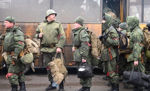 Свежие новости: Їх кидають стримувати тілом відступ регулярних частин, - Кім про російських «чмобиків»