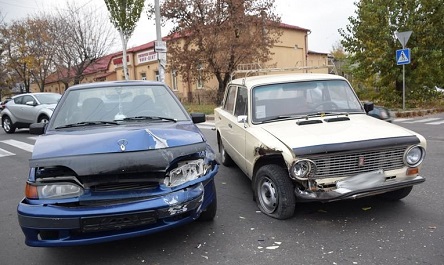Свежие новости: В центре Николаева столкнулись «Жигули» и «ВАЗ-2115» с нацгвардейцами