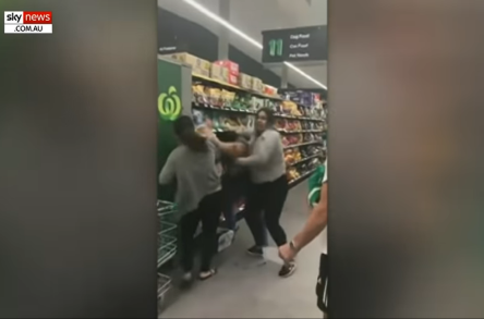 Свежие новости: ВИДЕО: Три жительницы Австралии подрались в магазине из-за туалетной бумаги
