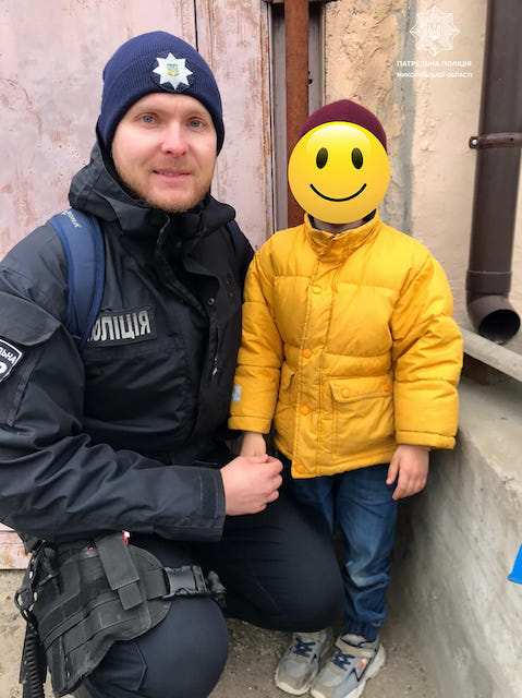 Свежие новости: Миколаївський патрульний повернув додому хлопчика, який загубився