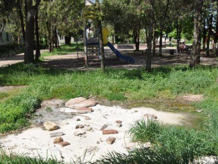 Фото новости: В Снигиревке, прямо на детской площадке растекается канализация Свежие новости: В Снигиревке, прямо на детской площадке растекается канализация