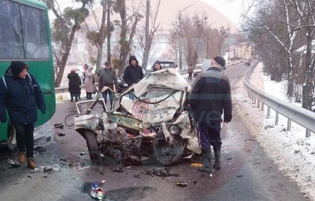 Свежие новости: ВИДЕО: Пассажирский автобус на Киевщине раздавил легковушку: трое погибших