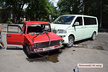 Свежие новости: В Николаеве столкнулись «ВАЗ» и «Фольксваген»: пострадали 3 человека