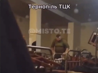Свежие новости: З'явилося відео побиття мобілізованих у ТЦК Тернополя: у ГБР відреагували