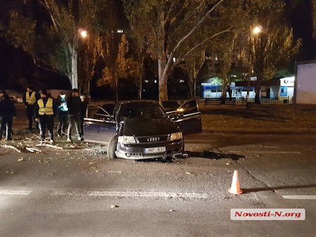 Свежие новости: ВИДЕО. Жуткое ДТП в центре Николаева: «Ауди» врезался в дерево