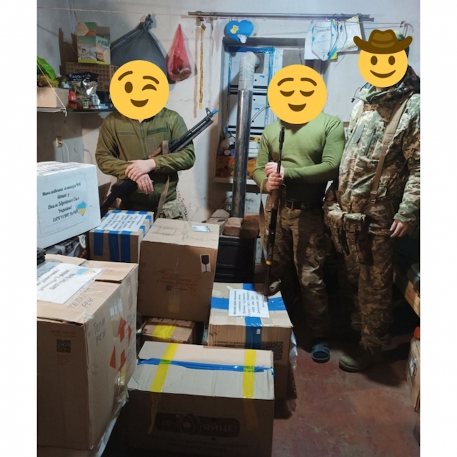 Свежие новости: Миколаївські школярі відправили на передову обереги, солодощі, грілки та листівки