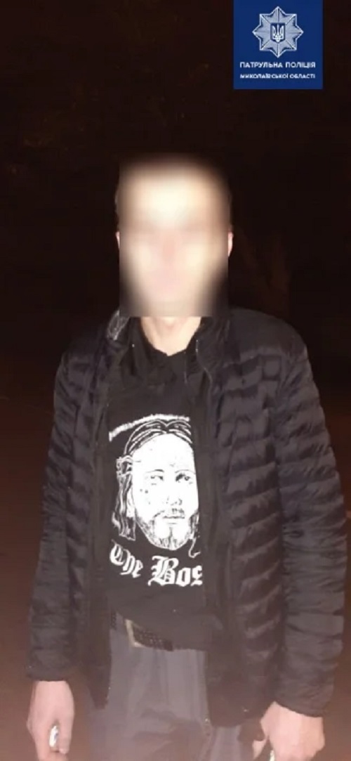 Фото новости: В Николаеве патрульные задержали нетрезвого водителя мопеда с наркотиками Свежие новости: В Николаеве патрульные задержали нетрезвого водителя мопеда с наркотиками