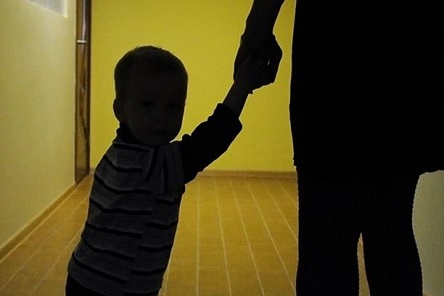 Свежие новости: Спали голодные на грязном полу: в Николаеве у 22-летней матери забрали двоих маленьких детей