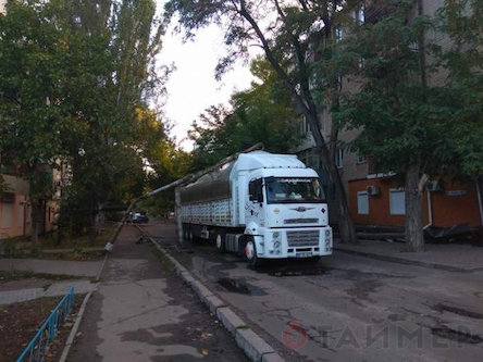 Свежие новости: Грузовик снёс часть теплосети в Николаеве