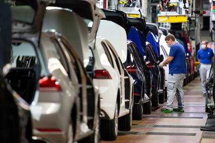Фото новости: Автомобильный завод Volkswagen возобновил работу в немецком Вольфсбурге Свежие новости: Автомобильный завод Volkswagen возобновил работу в немецком Вольфсбурге