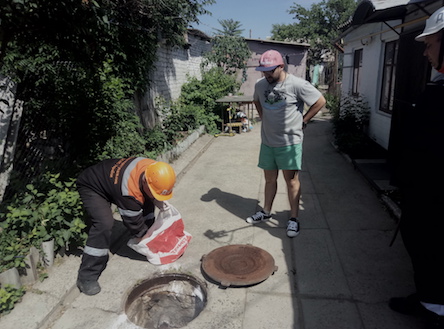 Свежие новости: В Николаеве провели дезинфекционную обработку канализационных колодцев