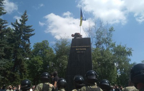 Свежие новости: Протесты в Харькове: Снесли памятник Жукову