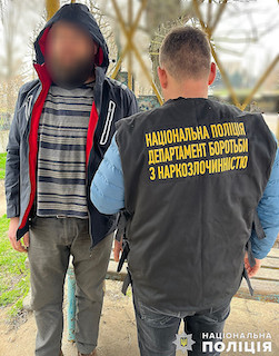 Свежие новости: У Миколаєві поліцейські затримали драгдилера та вилучили у нього наркотики на ₴300 тисяч