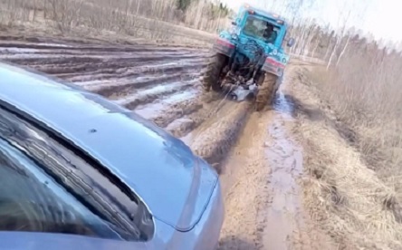 Свежие новости: Под Арбузинкой машина с 2-летним ребенком застряла на бездорожье - авто вытаскивали спасатели