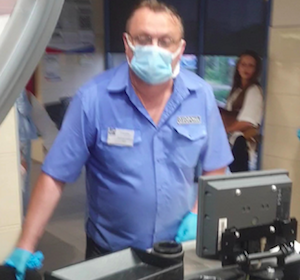 Свежие новости: Жительница Николаева пожаловалась на охранника, который работает в магазине АТБ