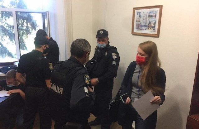 Свежие новости: В Николаеве глава комиссии горизбиркома пришла на заседание с полицией