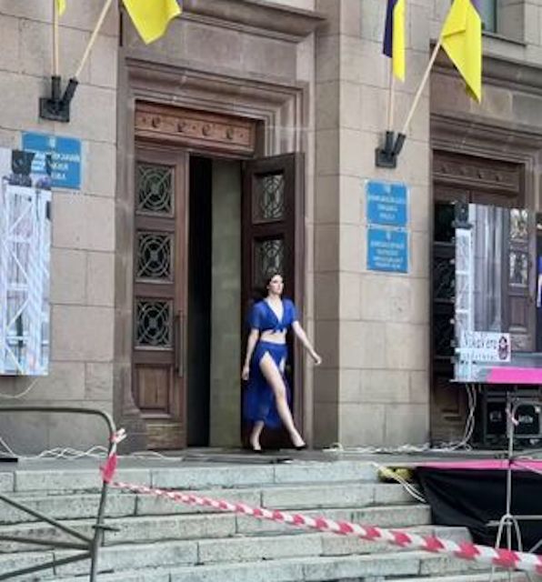 Свежие новости: В Николаеве прямо на крыльце мэрии прошел показ мод