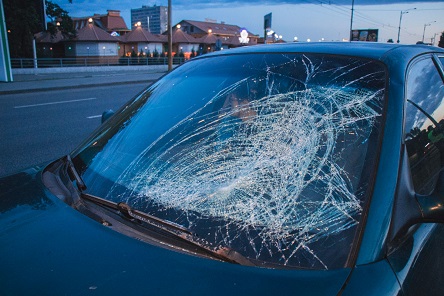 Свежие новости: ВИДЕО: В Киеве девушка убегая от преследователя ринулась через 10 полос