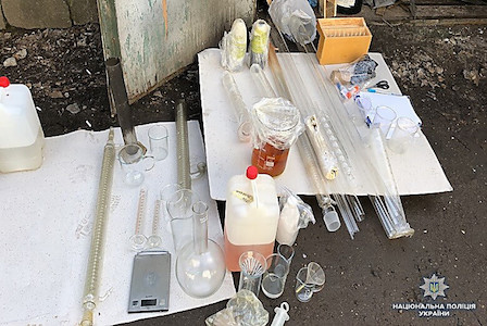 Свежие новости: В Киеве полиция прикрыла нарколабораторию в гараже и нашла гранату с надписью «Привет»