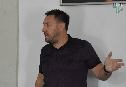 Фото новости: ВИДЕО: «Зажал» 80 гривен: депутат горсовета Ентин потребовал пустить его в Николаевский зоопарк по депутатскому удостоверению бесплатно Свежие новости: ВИДЕО: «Зажал» 80 гривен: депутат горсовета Ентин потребовал пустить его в Николаевский зоопарк по депутатскому удостоверению бесплатно