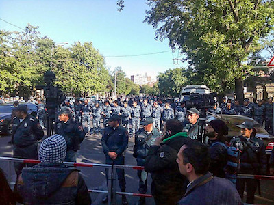 Свежие новости: В Армении начались массовые акции протеста против нового премьера