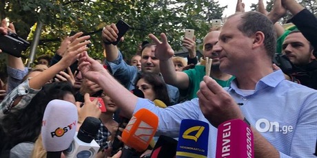 Свежие новости: В Грузии кандидат в президенты в парке раздавал самокрутки с марихуаной