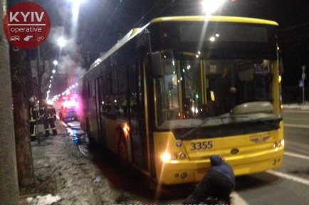 Свежие новости: В Киеве во время движения задымился троллейбус