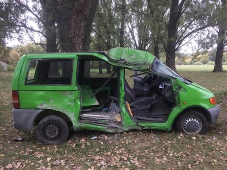 Свежие новости: Смертельное ДТП на угнанном авто: водитель слетел с моста и врезался в дерево