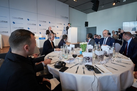 Свежие новости: Володимир Зеленський закликав іноземний бізнес долучитися до проектів з відновлення та реінтеграції Донбасу