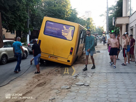 Свежие новости: В Одессе маршрутка провалилась в траншею