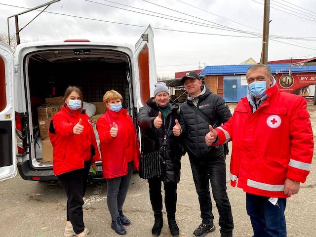 Свежие новости: «300 николаевцев» передали вещи и обувь нуждающимся