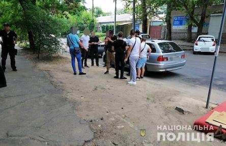 Фото новости: В Николаеве возле участковой избирательной комиссии находилась группа молодых людей, у одного из них изъяли пистолет Свежие новости: В Николаеве возле участковой избирательной комиссии находилась группа молодых людей, у одного из них изъяли пистолет